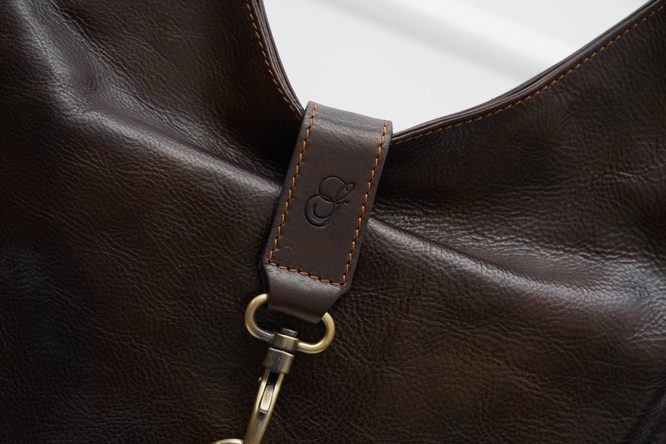 Dámska kožená kabelka cez rameno s prednou karabínou - tmavo hnedá