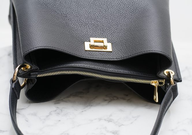 Dámská kožená kabelka se zlatými detaily - černá