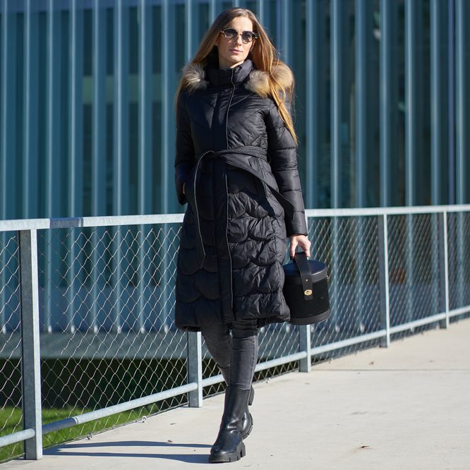 Női téli kabát
Női téli kabát eredeti rókaszőrrel Due Linee - Fekete