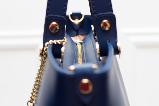 Kožená kabelka do ruky se zlatým kováním - tmavě modrá