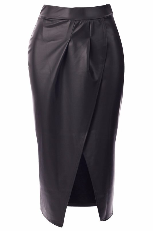 Čierna sukňa s rázporkom mokrý vzhľad