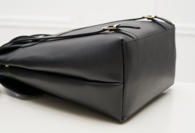 Dámsky kožený batoh na patenty razený - čierna