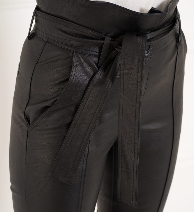 Dámské černé koženkové kalhoty s vázáním