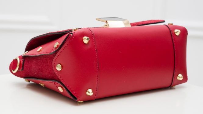 Dámska kožená kabelka do ruky s cvokmi po strane - červená