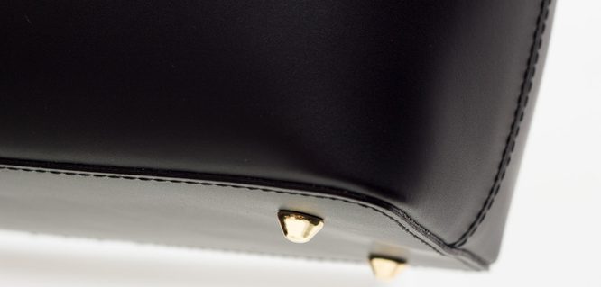 Kožená kabelka do ruky so zlatým kovaním - čierna