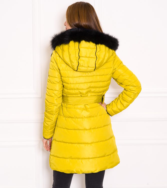 Dámská zimní bunda s černou koženkou a páskem - žlutá