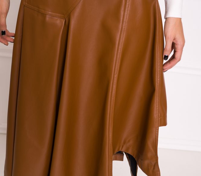 Dámska asymetrická koženková sukňa s opaskom - hnedá