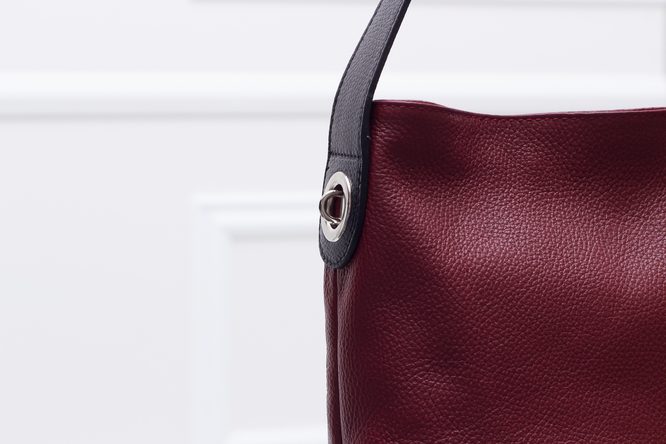 Dámska kožená kabelka na rameno s vreckom na zips - červená