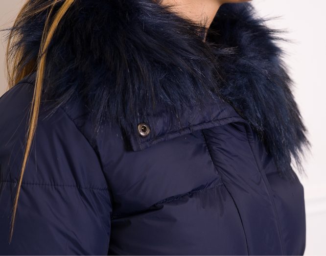 Dámska zimná krátka bunda so syntetickým golierom - modrá