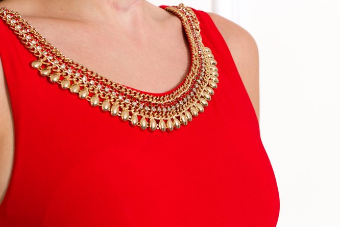 Spoločenské dlhé šaty s náhrdelníkom - červená