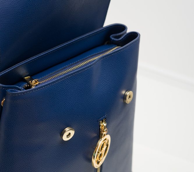 Dámsky kožený batoh na patenty razený - tmavá modrá