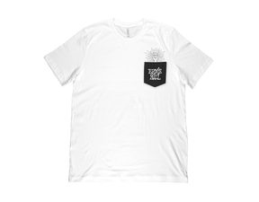 Lifestyle bílé triko s černou kapsou a klasickým logem Ernie Ball