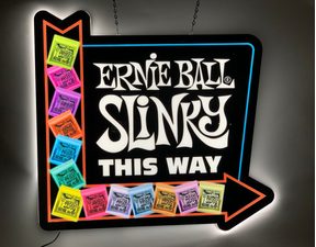 4629 Ernie Ball Slinky - THIS WAY - hliníková cedule - 1ks
