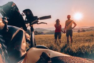 Evropou na elektrokolech? Proč ne. A ještě to zvládnout v klidu, Loudavým krokem…