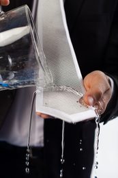 Nano kravata poutá pozornost