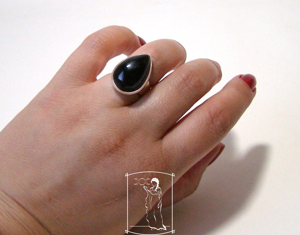 Onyx - stříbrný prsten - Stříbrné prsteny - Tajemná Hékaté - Magické místo,  kde nejen čarodějky naleznou to, co hledají. Vítejte u nás :)