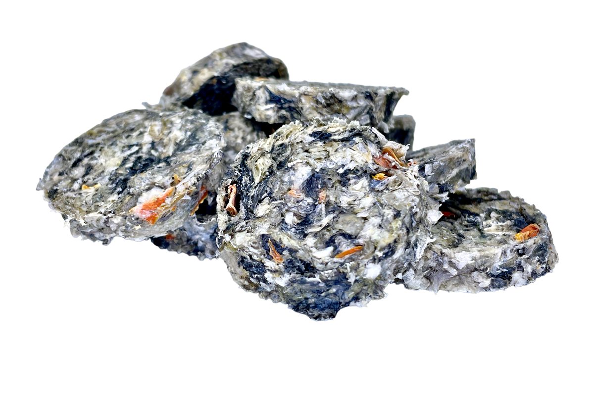 LK Baits Pet Luxusní medailonky ze sušené kůže tresky s mrkví 40g