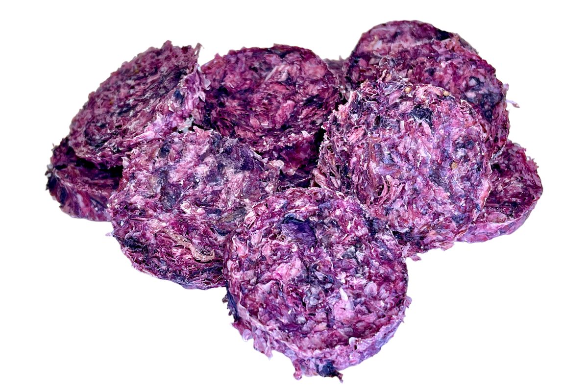 LK Baits Pet Luxusní medailonky ze sušené kůže tresky s brusinkami 40g