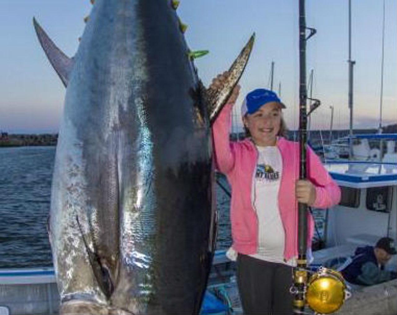 Dvanáctiletá slečna ulovila 280-ti kilogramového tuňáka