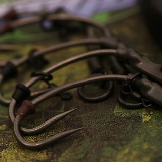 Gardner Háčky Covert Dark Mugga Hook Barbed 10ks