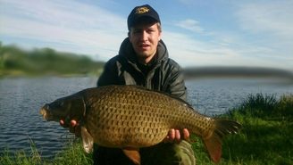 Chytání kaprů na řece