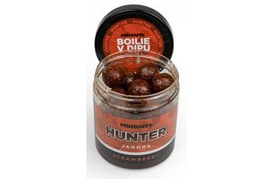 Mikbaits Boilie v dipu Hunter Jahoda 250ml