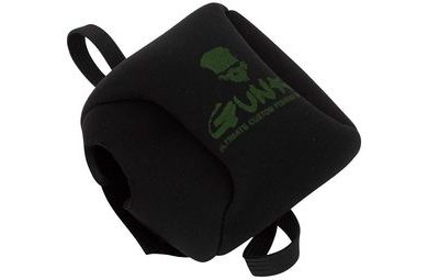 Gunki Neoprénový obal na navijak Baitcast Gunki