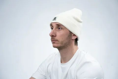 Nash Zimní čepice Make It Happen Badge Beanie Hat Ecru