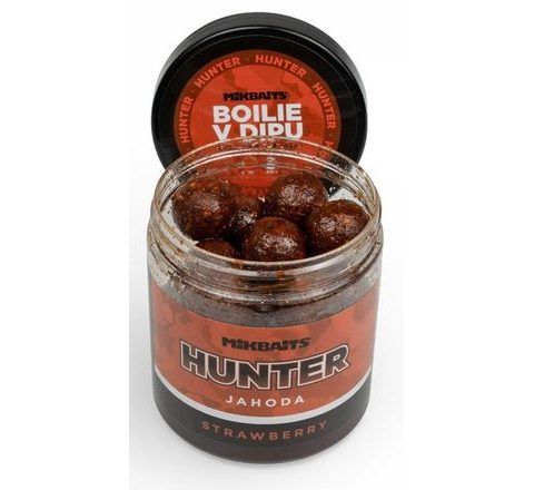 Mikbaits Boilie v dipu Hunter Jahoda 250ml