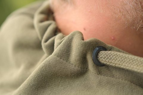 Korda Mikina Team Korda Hoodie Tmavo Olivová