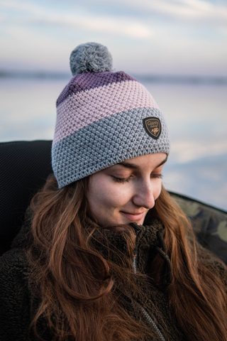 Giants fishing Zimní dámská čepice tříbarevná s bambulkou