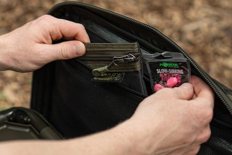 Korda Taška Compac Framed Carryall Small Dark Kamo