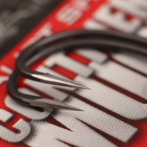 Gardner Háčky Specialist Sharpened Covert Dark Continental Mugga Hooks 10ks