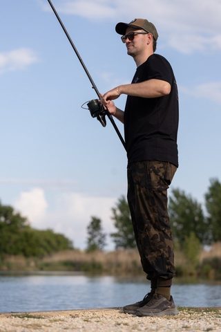 Korda Tepláky Ultralite Joggers Dark Kamo