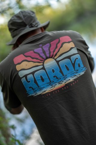 Korda Tričko Dawn Vibes Tee Dark Olive