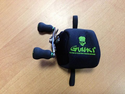 Gunki Neoprenový obal na naviják Baitcast Gunki
