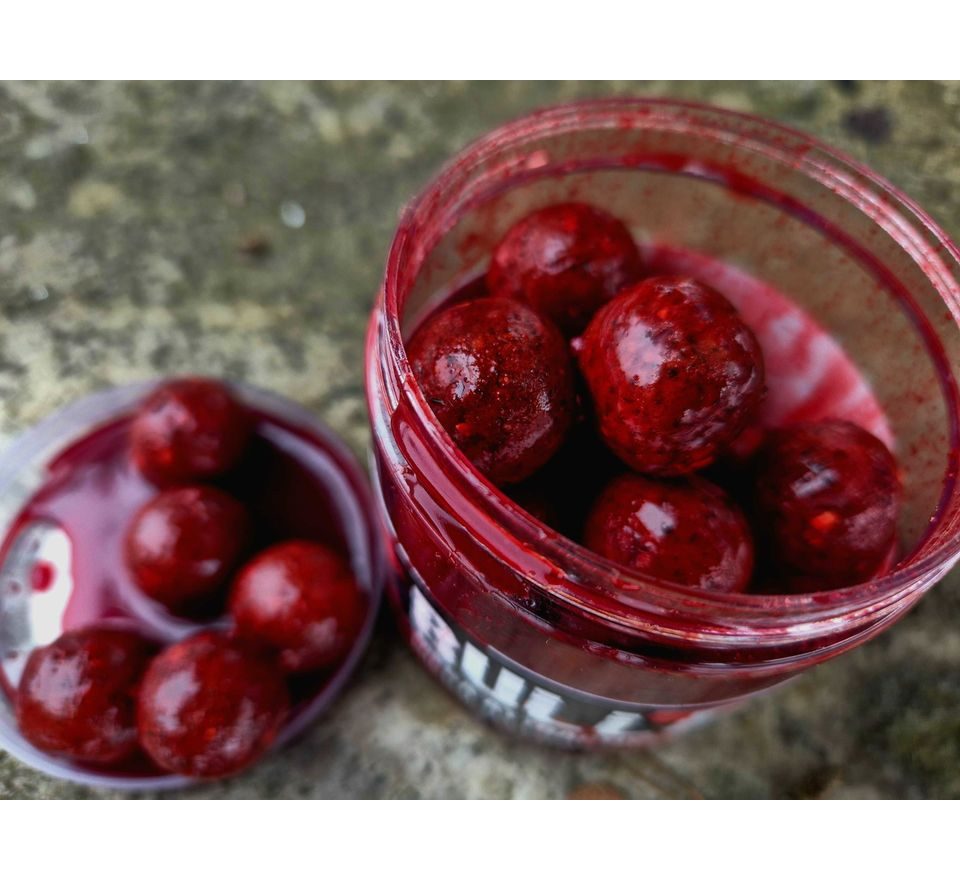 G.B.U. Boilies v dipu Bullets Strawberry Punk 200g