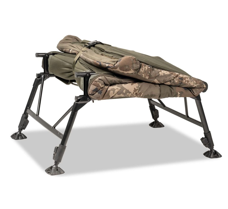 Nash Detské Ležadlo so spacím vakom Indulgence 4 Leg Junior Sleep System Camo