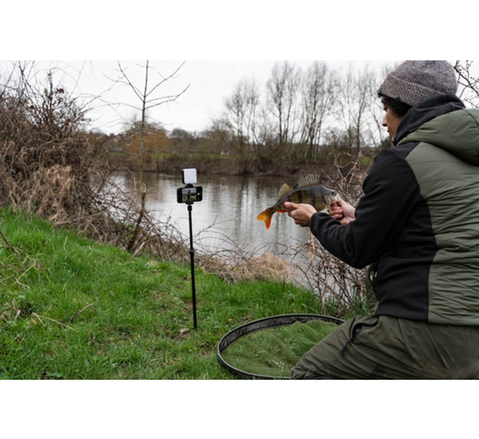 Korum Držák na telefon se světlem Self Take Station