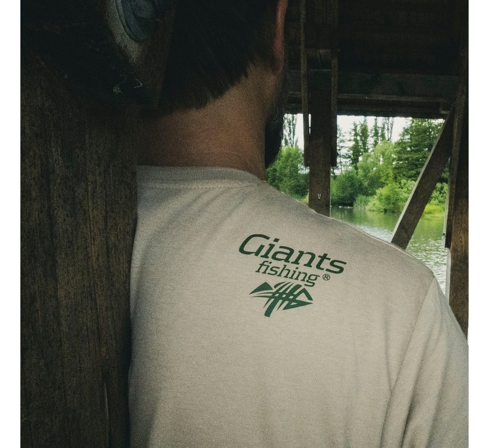 Giants fishing Tričko pánské béžové Rybář s kaprem