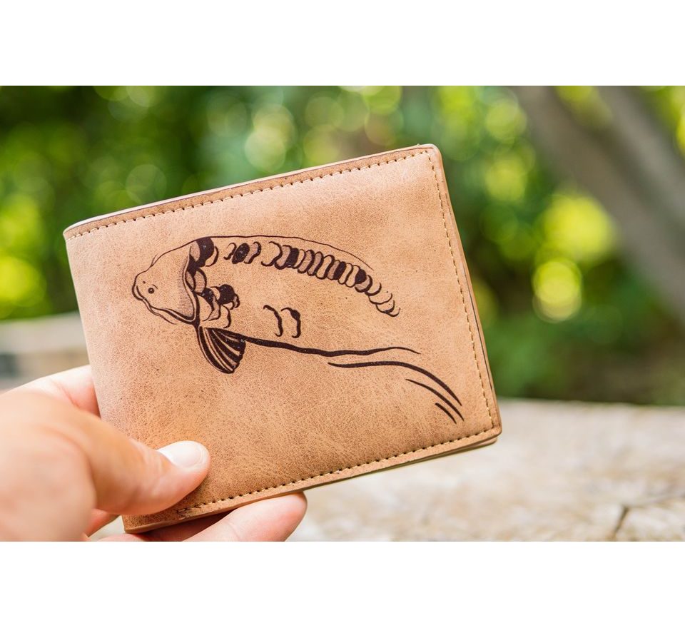 Giants fishing Peněženka plavající kapr Brown Wallet Swimming Carp hnědá