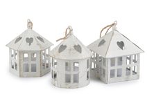 Kovová lucerna svítící k zavěšení