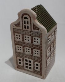 Domeček s LED osvětlením X7375 - 6.5 × 5.5 × 12 cm