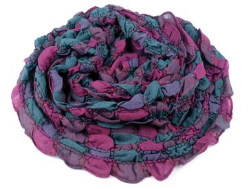 Šály a šátky jako doplňky k dámským bundám a kabátům