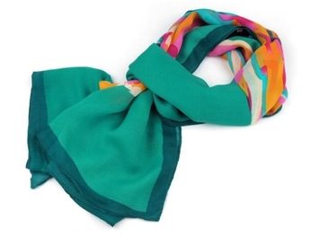 Šátek je kousek, který lze nosit na milion způsobů!