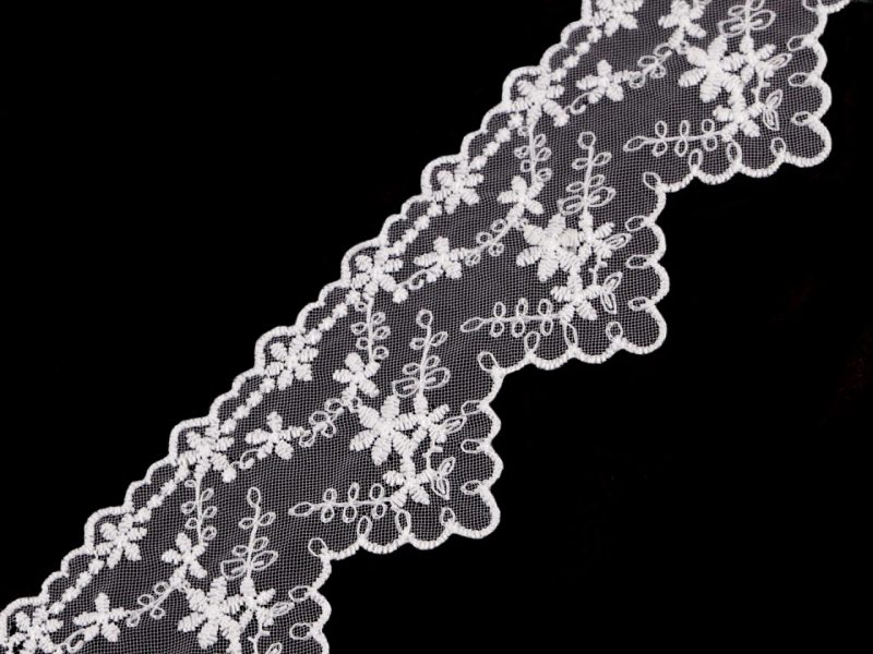 Vyšívaná krajka na monofilu šíře 65 mm METRÁŽ
