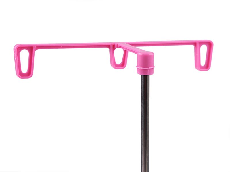 Stojan na 3 kóny nití se zásobníkem na cívky