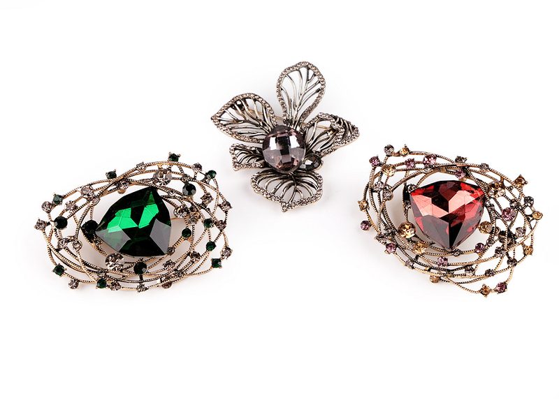 Brož s broušenými kamínky a kamenem