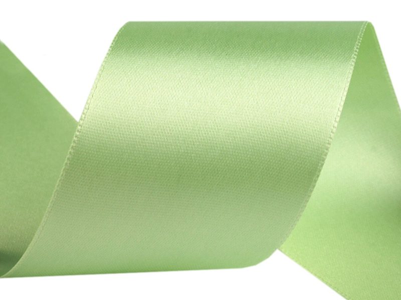 Atlasová stuha oboulící šíře 50 mm návin 20 metrů