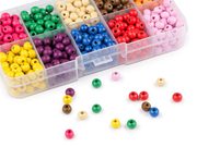Sada dřevěných korálků v boxu